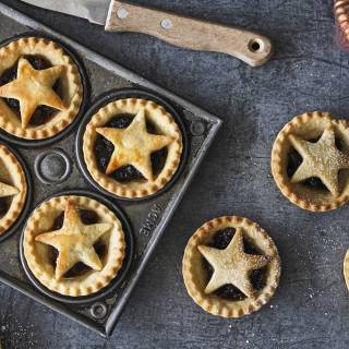 FAMOUSLY FESTIVE MINCE PIES