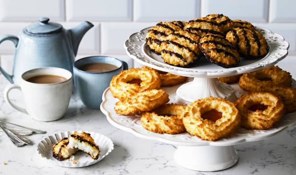 MACAROONS, RINGS & CAKES