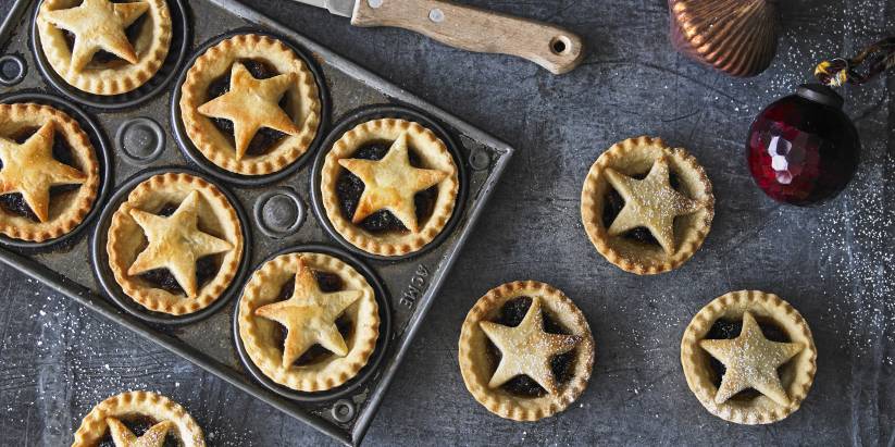 FAMOUSLY FESTIVE MINCE PIES